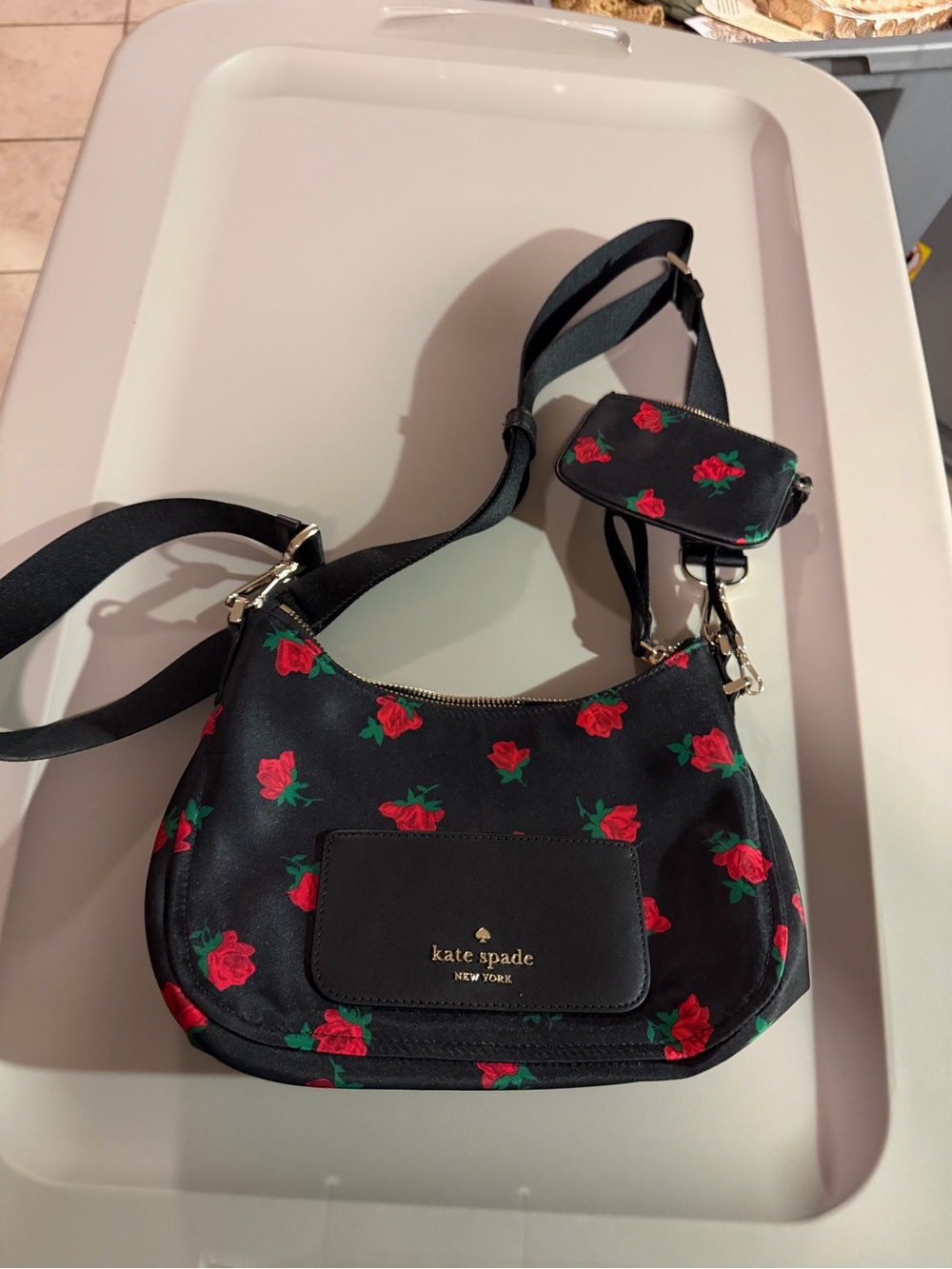 Kate Spade New York CHELSEA ROSE TOSS PRINTED ADJUSTABLE CROSSBODY BAG